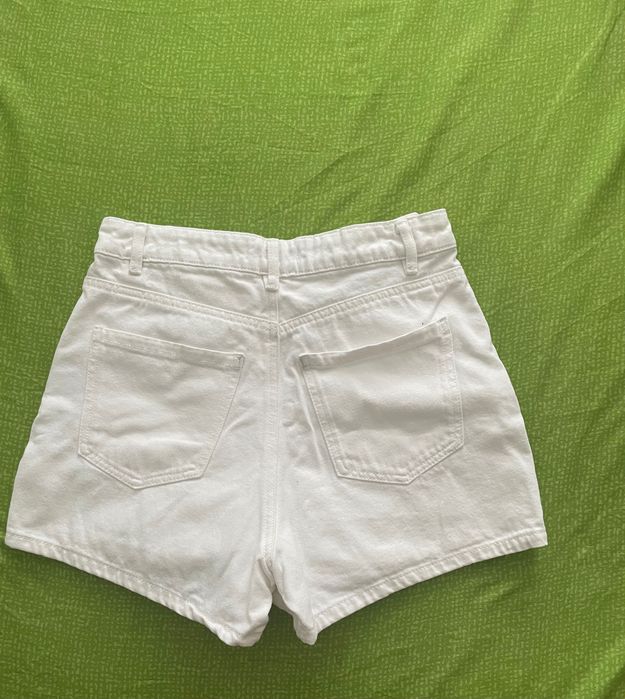 Бели дънкови къси гащи