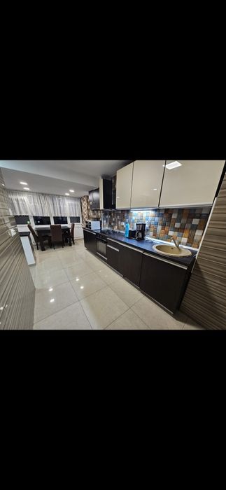 Particular-Inchiriez apartament 3 camere Bd. Decebal