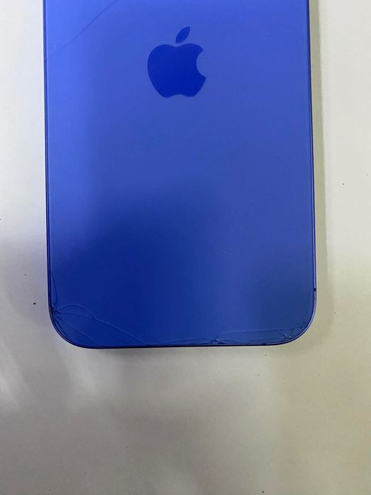 Iphone 16 + 256  има спукване на гърба