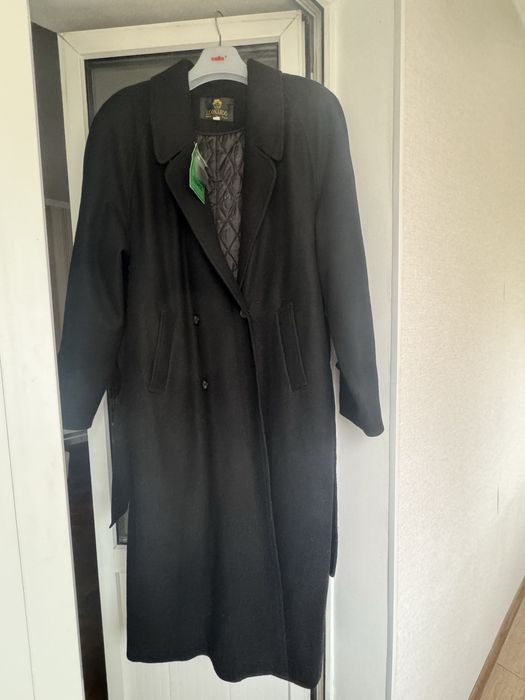 Черное пальто из шерсти
