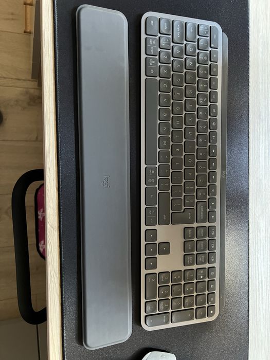 Клавиатурата с опора за длани Logitech MX Keys S