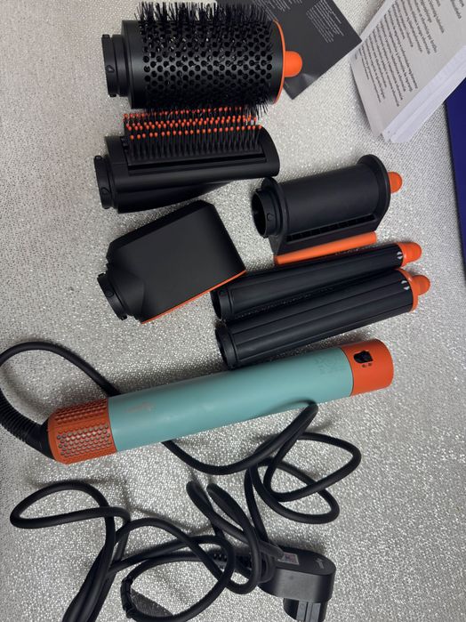 VÂND DYSON MULTISTYLER AIRWRAP HS08 ca nou,folosit o singură dată,în garanție