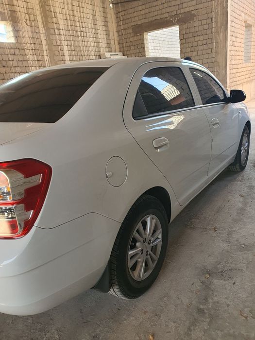 Mashina 2023 yil 117  000 ming yurgan halol prabegi 4 yangi bolon yang