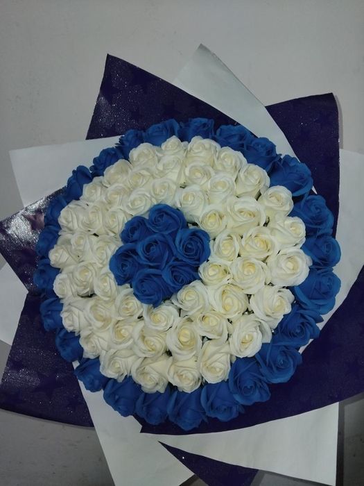 Buchet cu 81 de trandafiri de săpun.