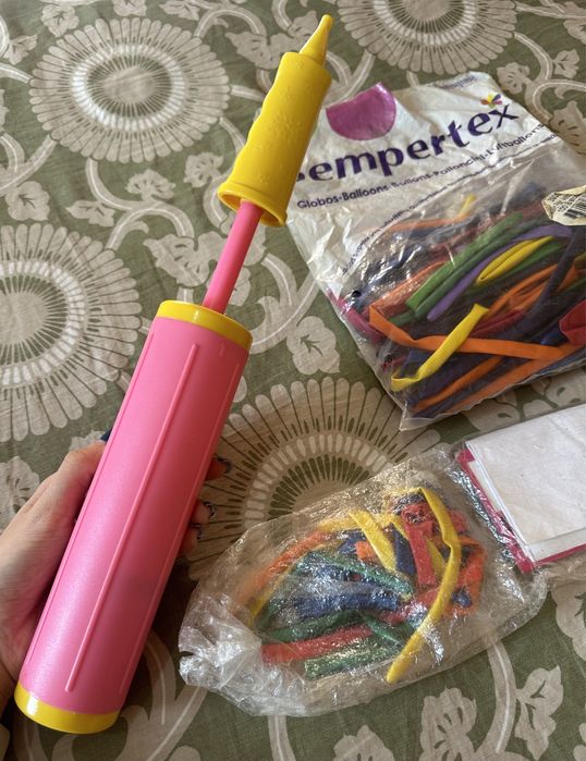 Насос для надувания Шариков и целый пакет с шариками.