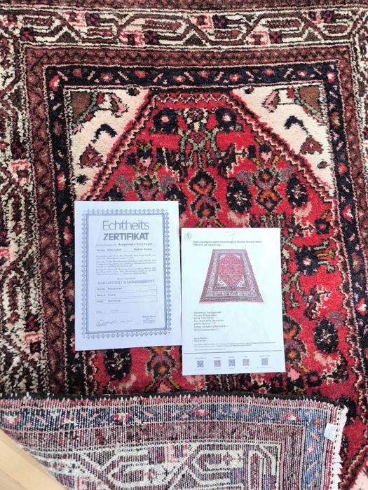 Елегантен ръчно плетен ориенталски килим