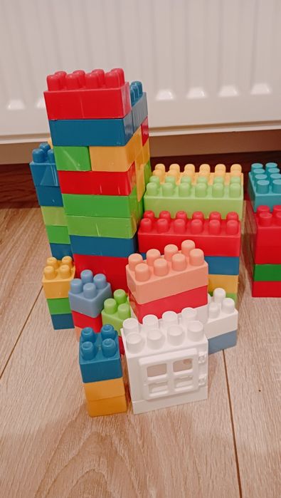 Vând set de construcție. Multe figurine interesante și piese.