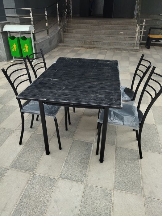 Кухонный стол с четырьмя стульями 870.000 сум.