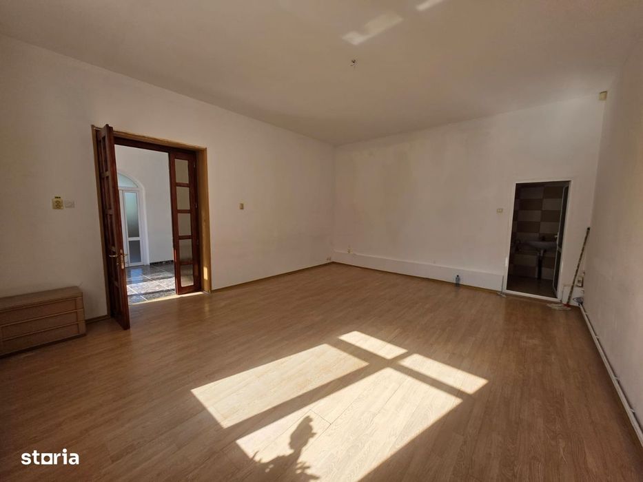 Casă în Roman, zonă centrală, suprafață 140 mp, 4 camere spațioase