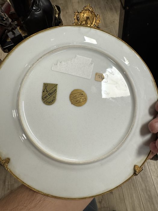 Farfurie decorativa de perete din portelan pictat manual si rama bronz