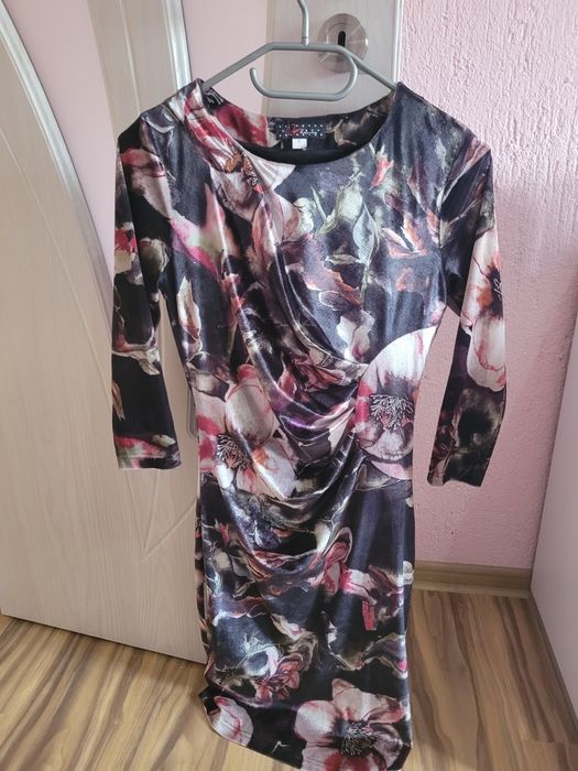 Кадифена рокля на цветя