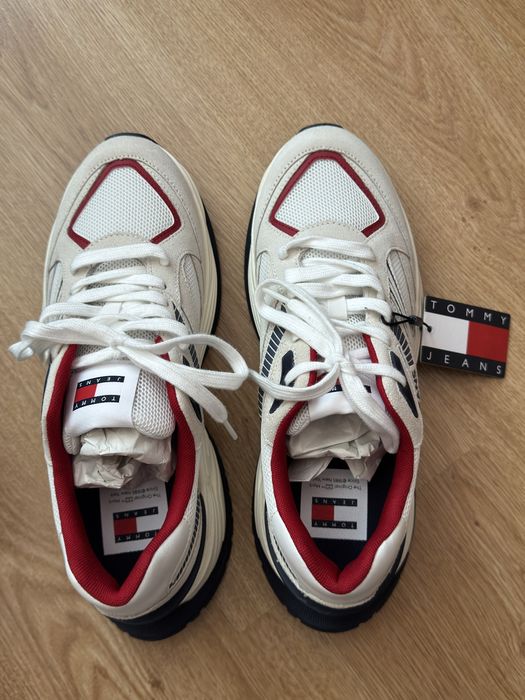 Продавам чисто нови и оригинални обувки на Tommy Jeans