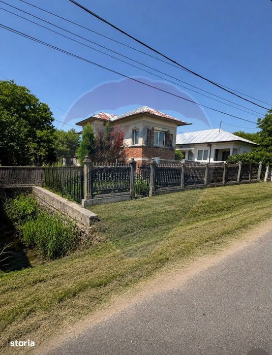 Casă / Vilă cu 4 camere de vânzare + teren agricol 5000mp