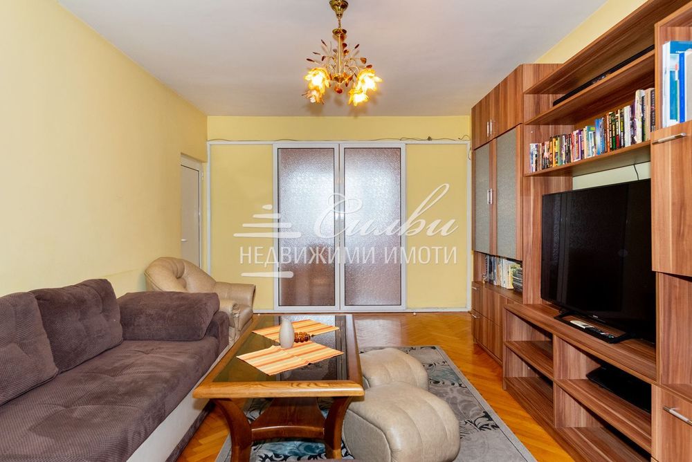 Четиристаен апартамент до училищата - кв.Добруджански!