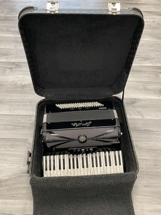 Vând acordeon Sonola SS4 cu sistem midi, wireless și procesor juzisoun