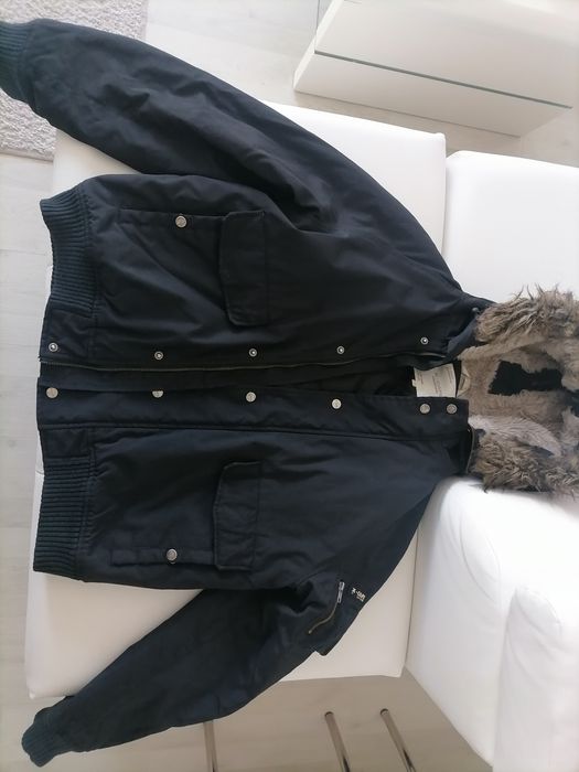 Vând geaca de iarna cu gluga, sport/fashion, noua, produs de calitate.
