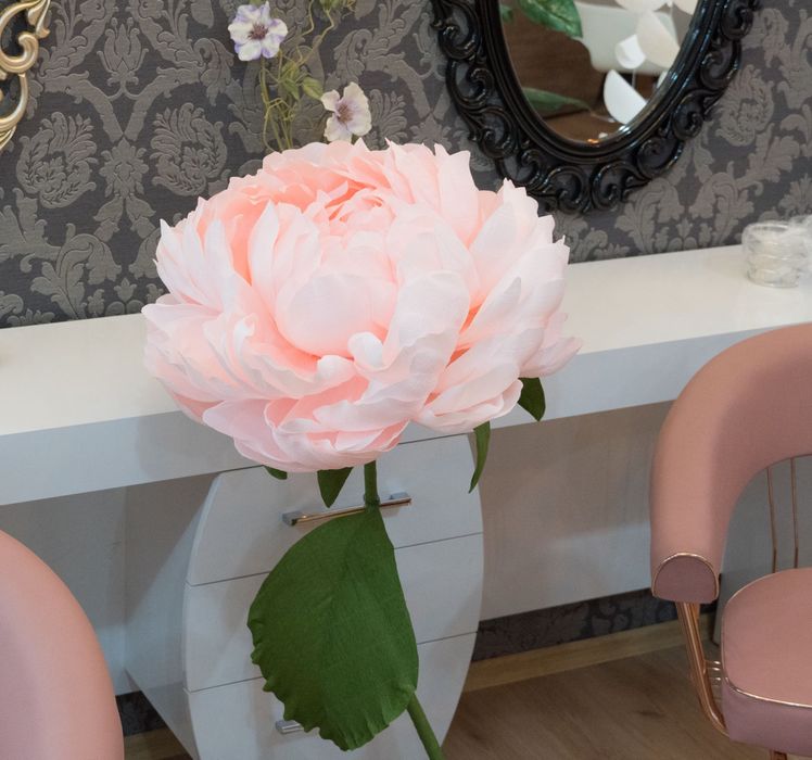 Големи хартиени цветя на стойка, украса за събития, фотосесии, витрини