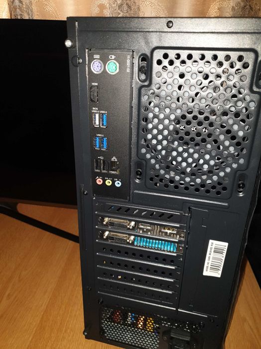 Unitate PC + monitor cadou, AMD Ryzen 5, RAM 4000 Mhz, placa video 8GB