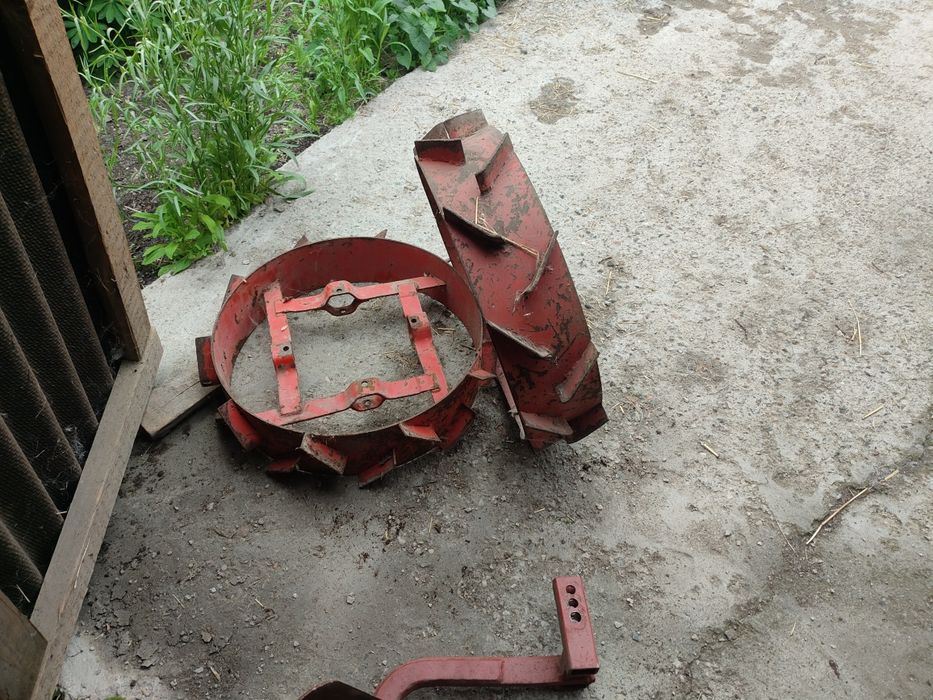 Колеса и плуг на мотоблок МТЗ-05