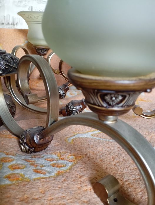 Большая красивая люстра