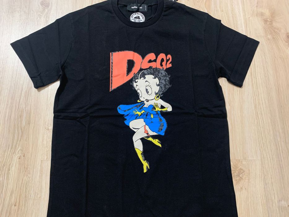 Нови мъжки тениски с етикети Dsquared налични в черно