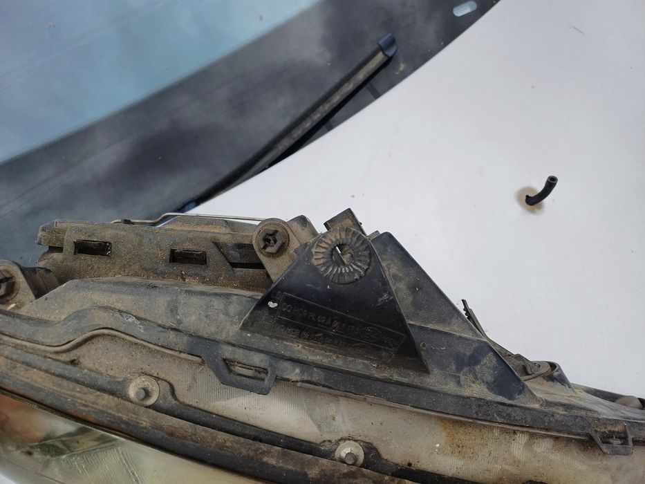 Десен фар за Форд фокус 2003 година