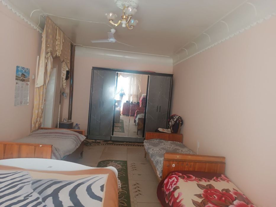 Uy sotiladi srochno yashashga tayyor 8 sotok 8 xona hamma qulayliklar