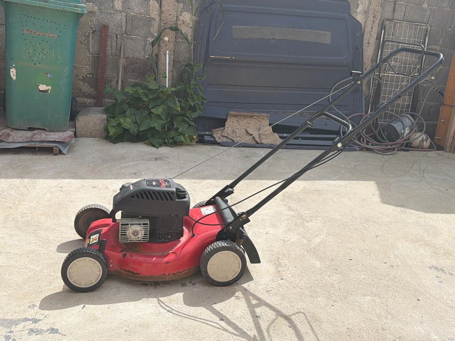 Mașină de tuns iarba Sprint xp40