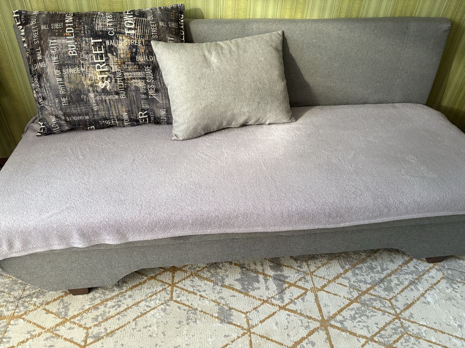 Диван с двумя подушками