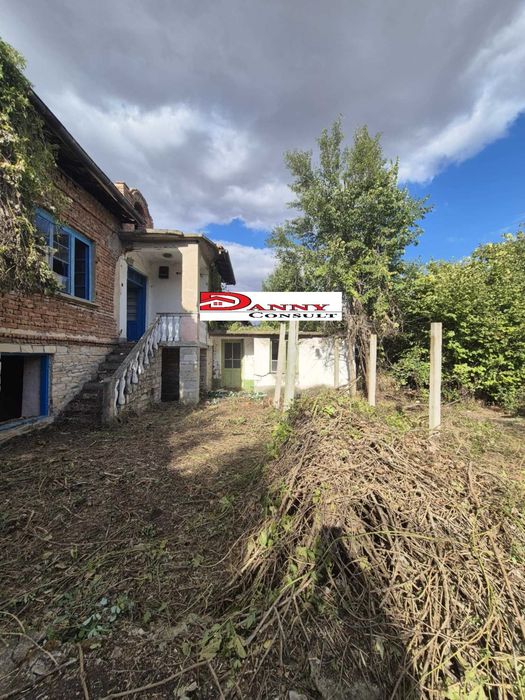 Двуетажна стара къща с двор в с. Обединение - обл. Велико Търново