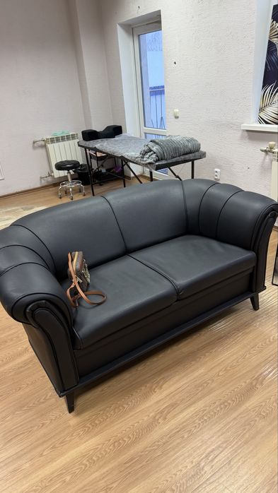 Продам кожаный диван