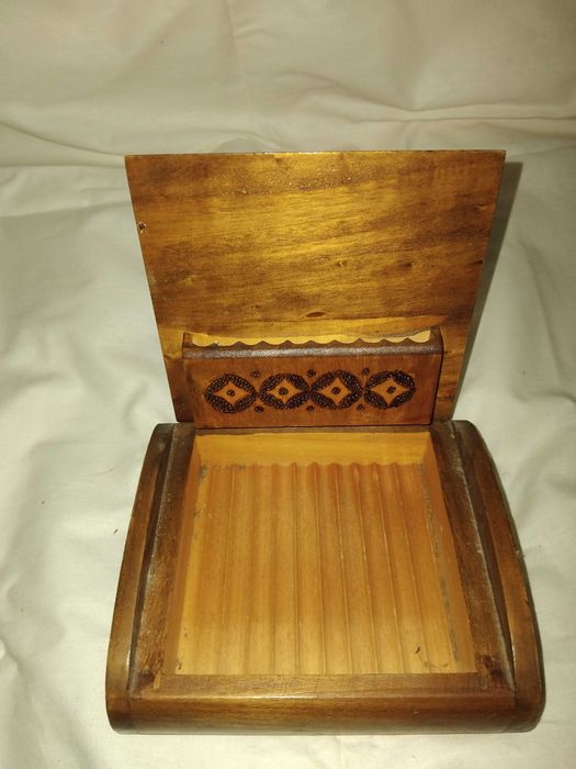 Продавам дървена табакера за цигари