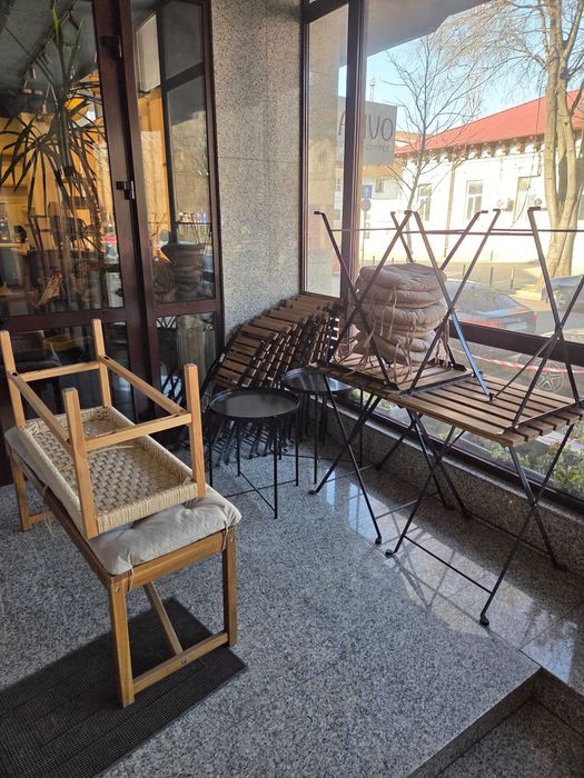 Mobilier cafenea / bistro de vânzare – scaune, mese, canapele (stare bună, folosite 2 sezoane)