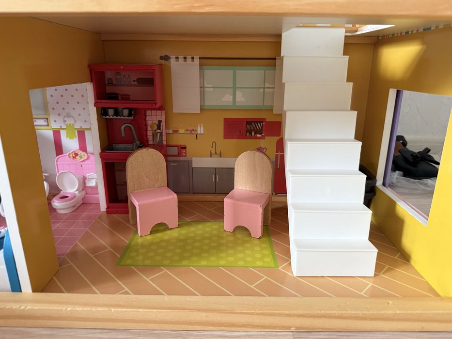 Продам кукольный домик