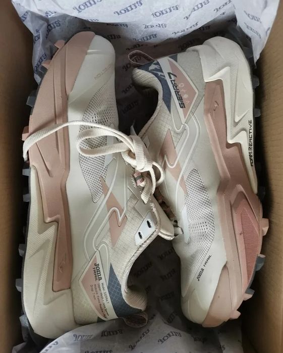 Маратонки JOMA номер 39.