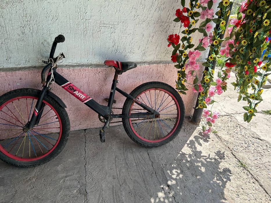 Продаю красный велосипед