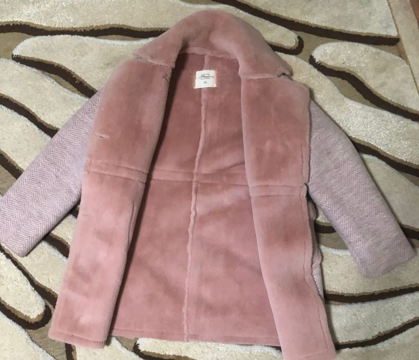 Продам пальто на девочку 11-12 лет