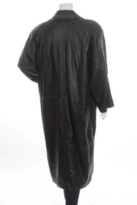 Дамско дълго манто - естествена кожа , черно с акцент около яката