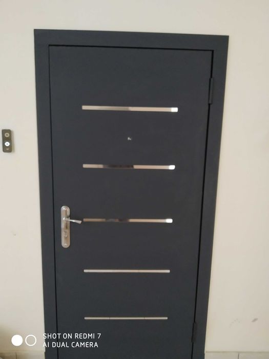 Обшивка входных железных дверей.Обновление,установка дверей и замков..