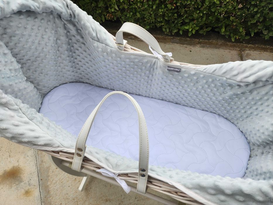 Кошница на Моисей "Kinder Valley"с люлееща се стойка  и матрак