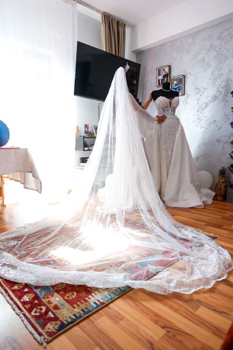 Vand rochie de mireasa cu trena detasabila