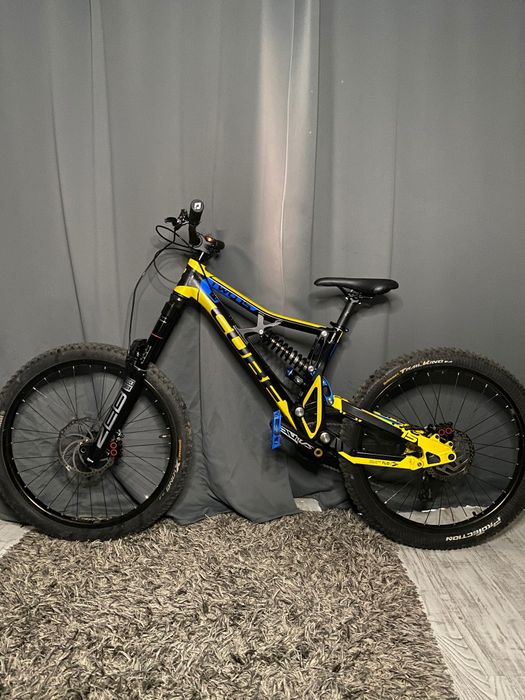 Bicicleta Cube 2  downhill custom cu piese profesional