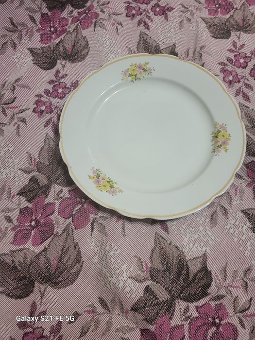 Большое блюдо.  Тарелки и пиалы