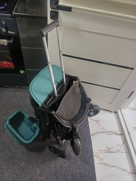 Продаётся фирменный чемодан коляска