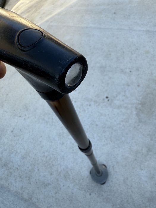 Baston cu rglaj pe inaltime si lanterna in el