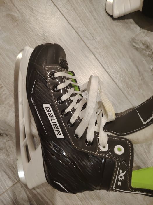 Продам коньки bauer