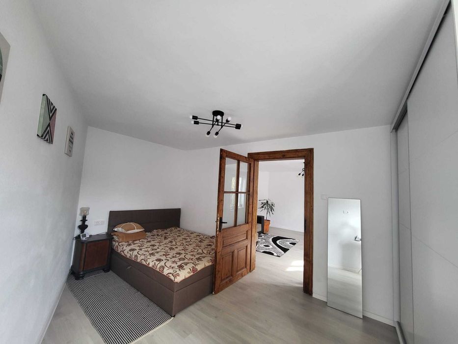 Inchiriez apartament la casa cu curte privata