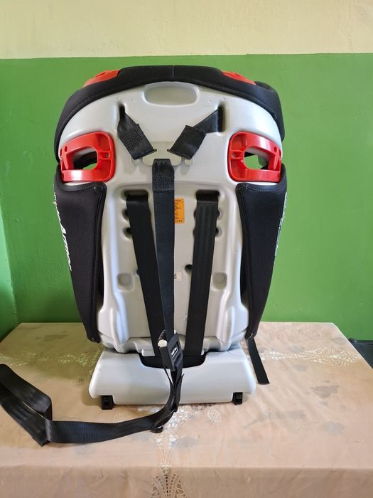 Детски / бебешки стол за кола с вградена ISOFIX система.