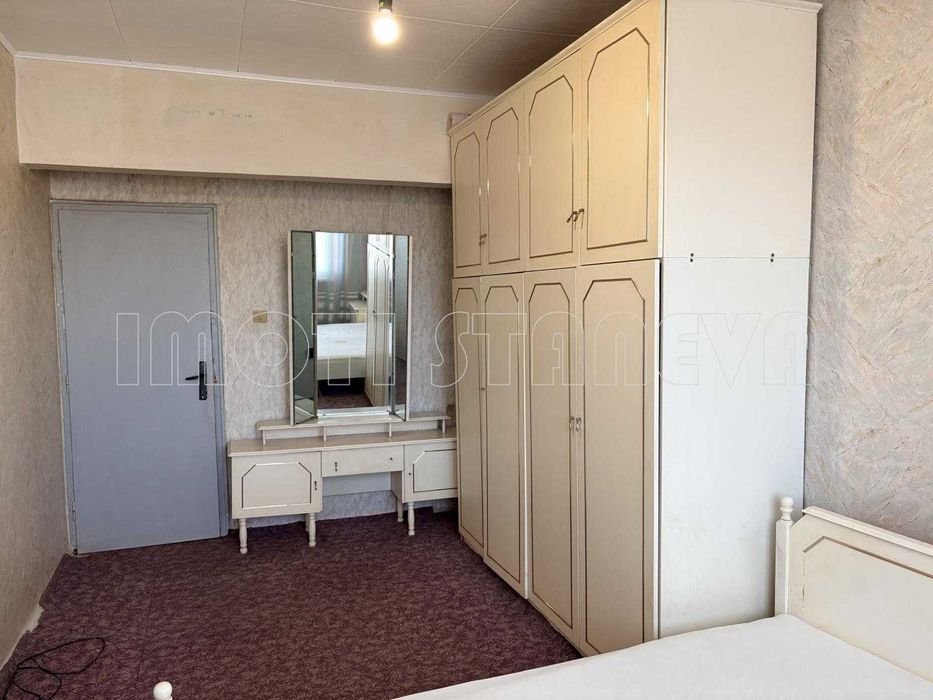 Тристаен тухлен апартамент в жк. Христо Ботев