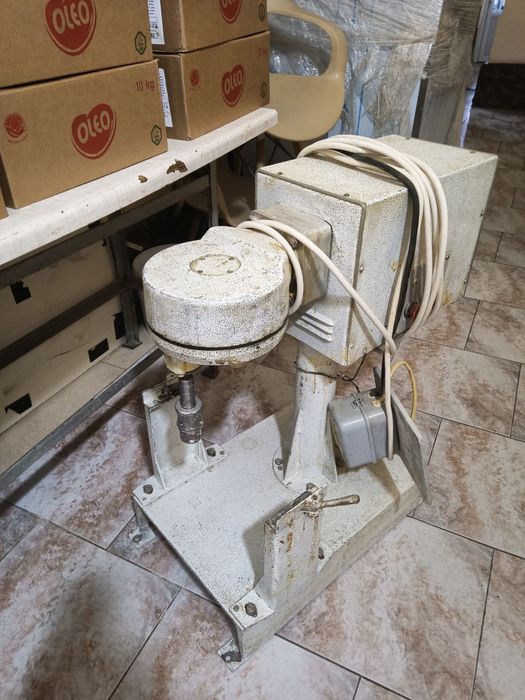 Кондитерский миксер (взбивальная машина) б.у.